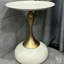 Table d'appoint blanche et dorée à la taille en métal | Table d'appoint moderne et luxueuse | Table de bout avec petit canapé rond | Décoration de salon ou de chambre à coucher | Acier inoxydable et finition thermolaquée