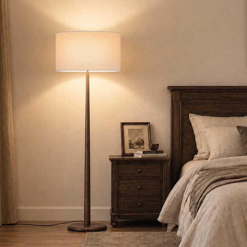 Lampadaire moderne de 155 cm en bois massif naturel avec abat-jour cylindrique en lin beige, certifié cULus, idéal pour le salon, la chambre, le bureau ou la salle d'étude.