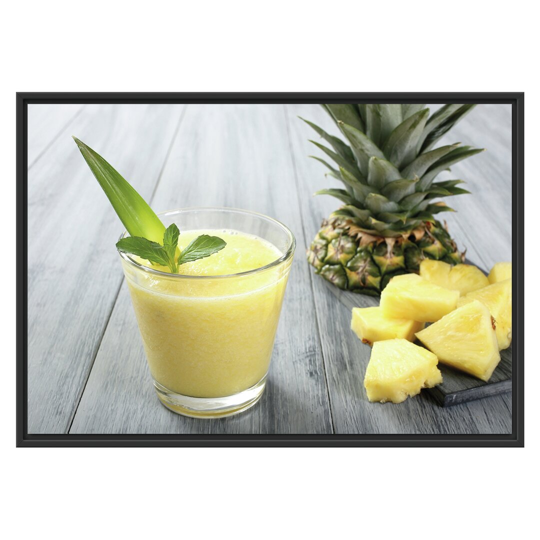 Gerahmtes Wandbild Ananas Cocktail auf Holztisch