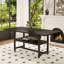 Une table de salle à manger de 71 x 35,4 pouces avec un plateau habilement assemblé par quatre panneaux de fibres à densité moyenne noirs texturés. Il y a une plateforme de rangement de 43,3 x 19,7 sous le bureau. Très approprié pour les réunions de famille-129390091