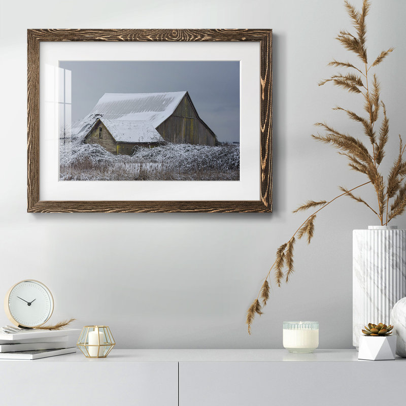 Winter Barn, impression sur papier encadrée, H 14 po x l 20 po x P 1,5 po, Noyer