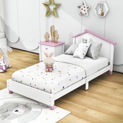 Lit plateforme en bois avec tête de lit en forme de maison