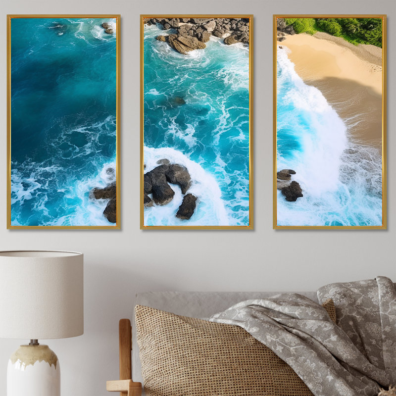Vue aérienne de la plage rocheuse I - art mural plage et océan, Cadre flottant doré, H 32 po x l 48 po x P 1 po
