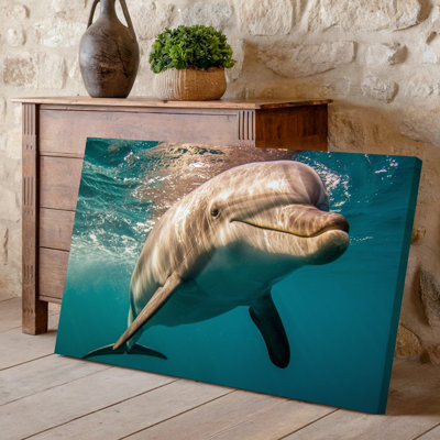 Toile, un dauphin ludique qui nage gracieusement dans des eaux turquoise cristallines capturées en gros plan sur toile