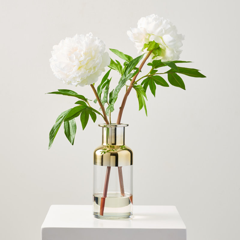Arrangements floraux de pivoines dans un vase