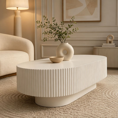 Table basse ovale avec un design cannelé et un assemblage facile, style moderne