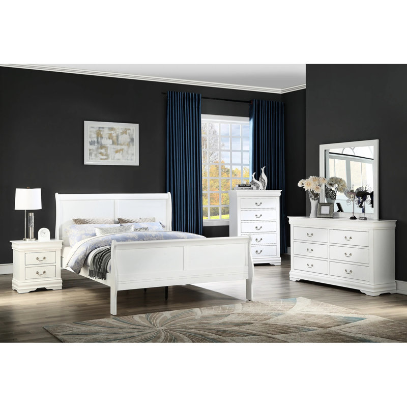 Grand lit en bois massif blanc avec fond de tiroir et glissières en métal pour une chambre à coucher de style français offrant une ambiance paisible