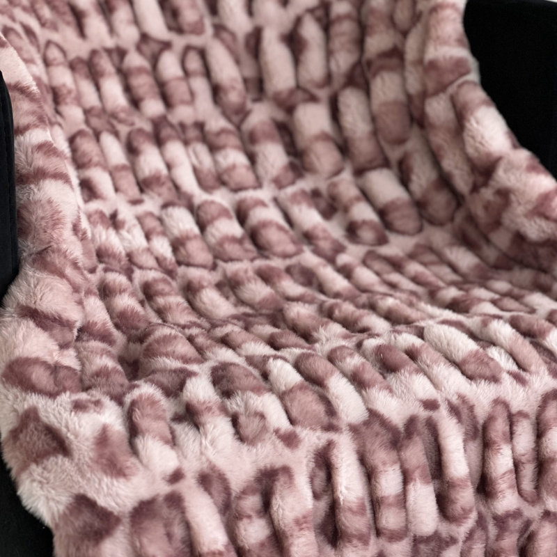 Couverture en fausse fourrure, L 102 po x L 116 po, Rose
