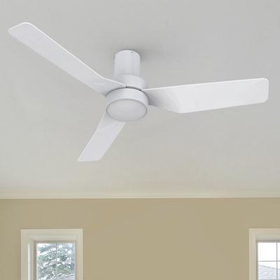Ventilateur de plafond intelligent à 3 pales de 44 pouces avec moteur à courant continu et télécommande.