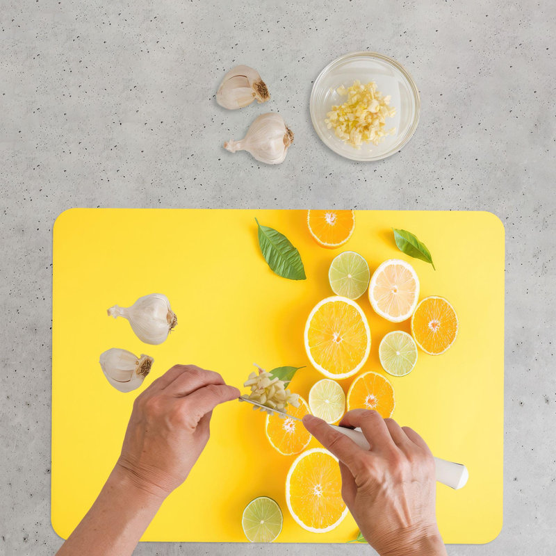 Planche de service rectangulaire jaune et orange éclatante avec un design moderne de citron fabriqué en verre durable, idéale pour la cuisine