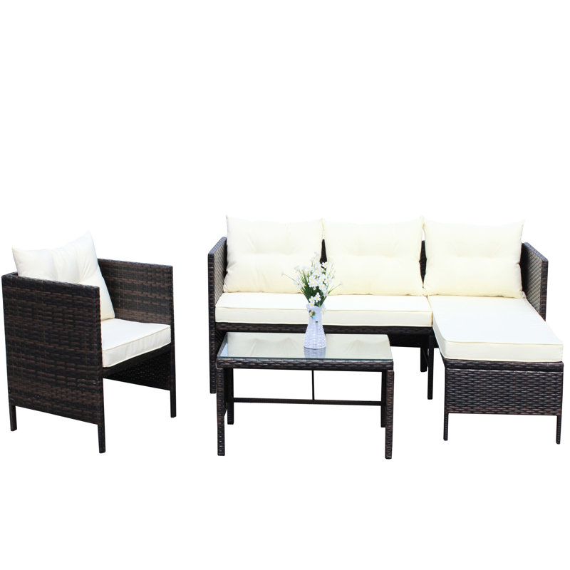 Conversation extérieure: 4 canapé modulaire avec coussins beiges captivants et table basse charmant transparent