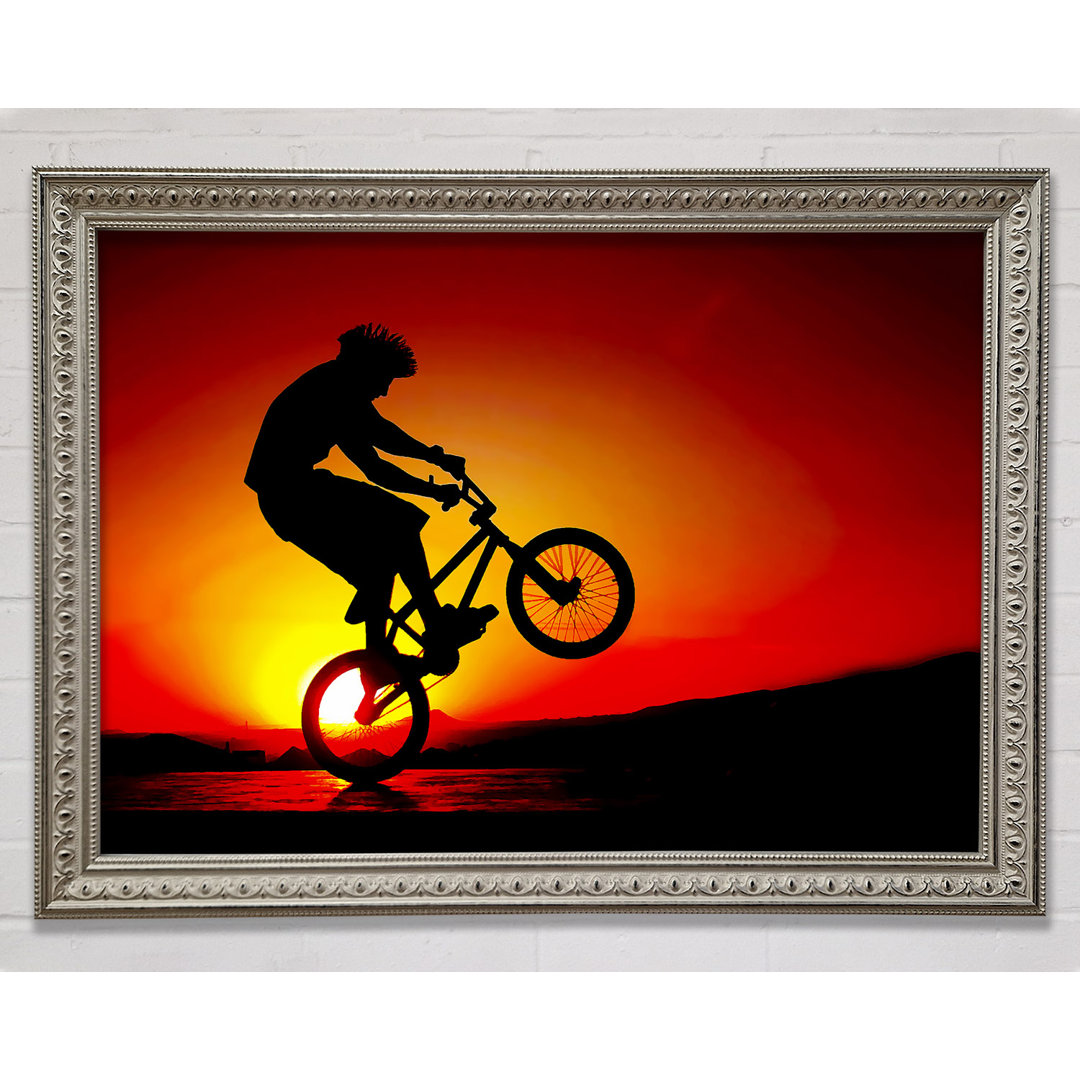 Gerahmtes Poster BMX Back Wheelie im roten Sonnenlicht