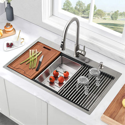 Évier de cuisine polyvalent en acier inoxydable avec accessoires intégrés pour optimiser l'espace