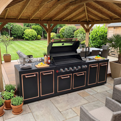 Îlot de cuisine extérieure tout-en-un en titane noir de 290 cm (114 po), barbecue à gaz 6 brûleurs de 87 900 BTU avec brûleur arrière infrarouge, réfrigérateur de 70 L, évier, poubelle coulissante, rôtissoire et housse de protection.