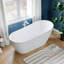 Baignoire autoportante en acrylique moderne - Baignoire de trempage blanche brillante avec bonde pré-percée et trop-plein-128918858
