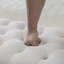 Banc de rangement à dessus rabattable rembourré pour chambre à coucher, siège capitonné et accoudoirs roulés (65,75 po x 20,3 po x 21,9 po)-89602955