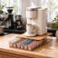 Porte-gobelet en rotin tressé à la main, tiroir à café pour Keurig, organisateur de station de café tissé synthétique avec tiroir coulissant lisse, rangement compact pour un comptoir de cuisine et un bureau