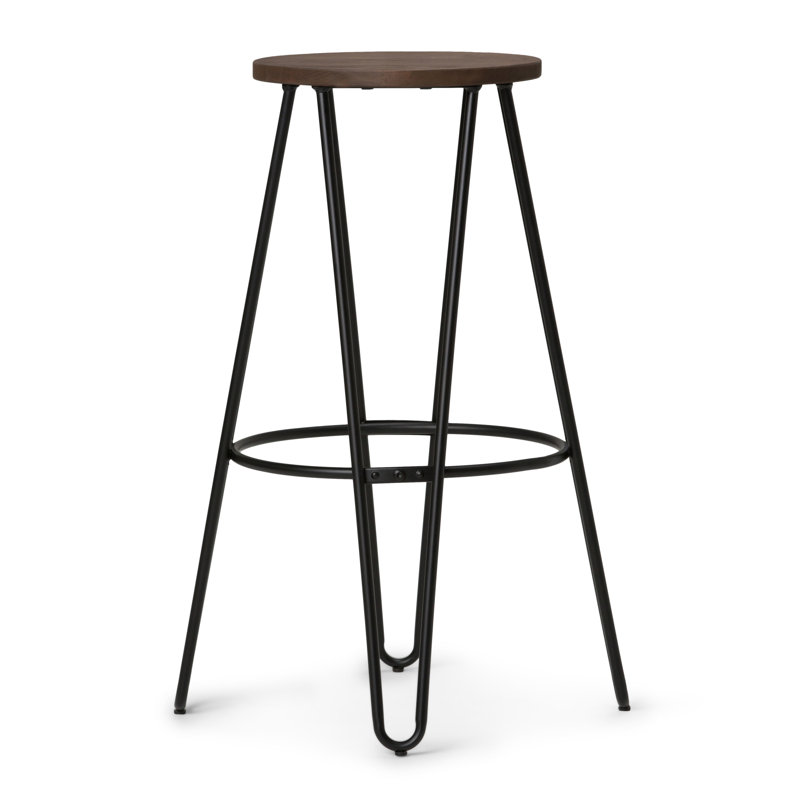 Tabouret industriel en métal avec siège en bois massif, pieds en épingle à cheveux et repose-pieds Simeon, Noir, Brun cacao