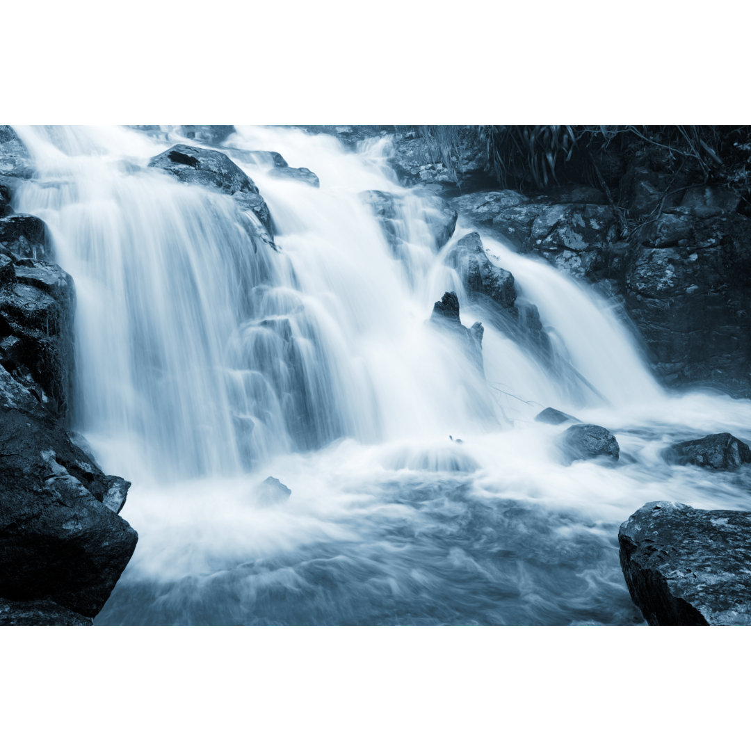 Friedlicher Wasserfall von Turnervisual - Drucken