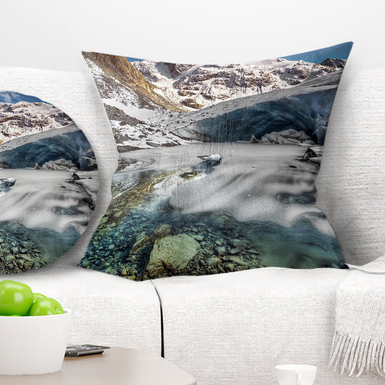 Cave dans un décor rocheux robuste - Coussin à imprimé paysage, 18 po x 18 po, Coussin décoratif