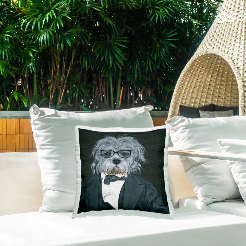 Coussin d'extérieur pour homme portant un costume d'homme formel
