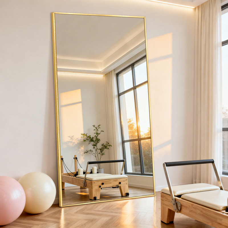 Miroir mural surdimensionné rectangulaire en métal pleine longueur suspendu ou incliné avec support, Doré, 71 po x 32 po