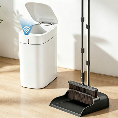 Ensemble de 2 poubelles à capteur de mouvement avec sac d'adsorption auto-rechargeable de 2,2 gallons + balai et pelle à poussière JOYBOS, comprend 12 rouleaux de sacs à ordures, une tête de brosse supplémentaire et une longue poignée réglable de 51,6 po avec dents en peigne pour les poils d'animaux