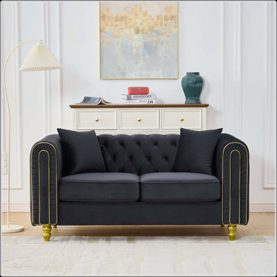 Causeuse capitonnée en velours 63 "avec pieds dorés, style Chesterfield