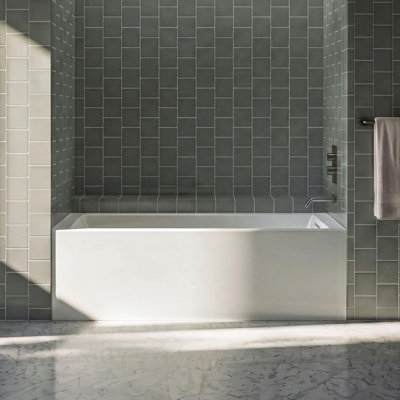 Baignoire d'angle rectangulaire en acrylique WOODBRIDGE 71 po × 36 po, blanc brillant, bonde à droite, bonde chromé à ouverture automatique, trop-plein à fente, style contemporain