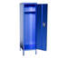 Armoire-penderie métallique de 140 cm de haut, en acier bleu, avec porte ventilée, serrure et crochets latéraux.