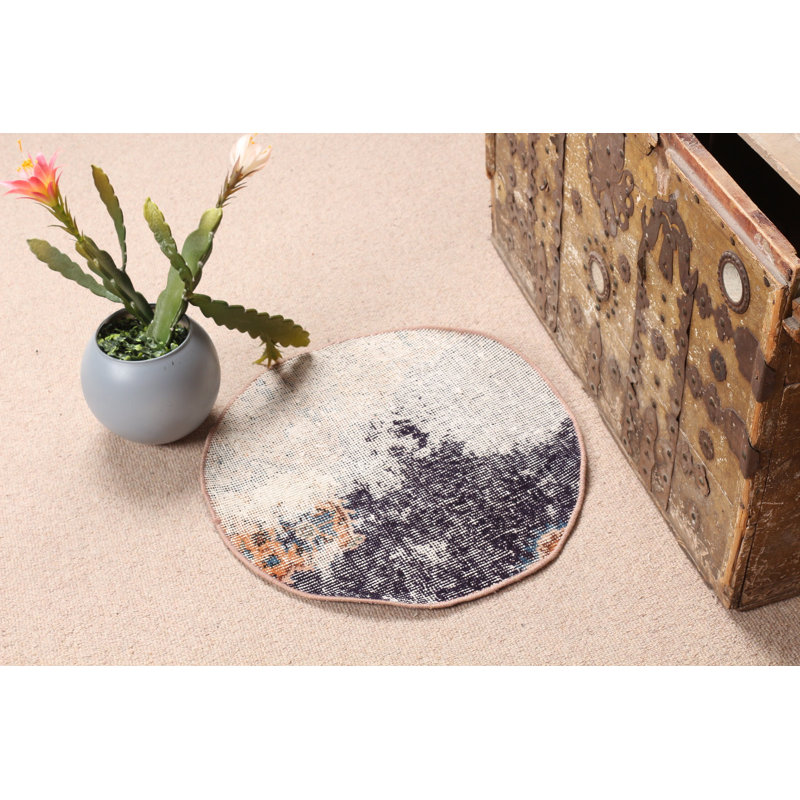 Trouvez ce petit tapis rond turc beige idéal pour une entrée ou un cadeau bien pensé pour lui