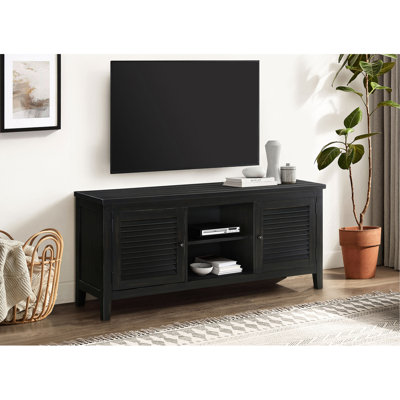Meuble télé de 60 pouces d'inspiration côtière au fini vieilli, compatible avec les téléviseurs de 69 pouces, avec deux portes à persiennes et des tablettes ouvertes centrales.