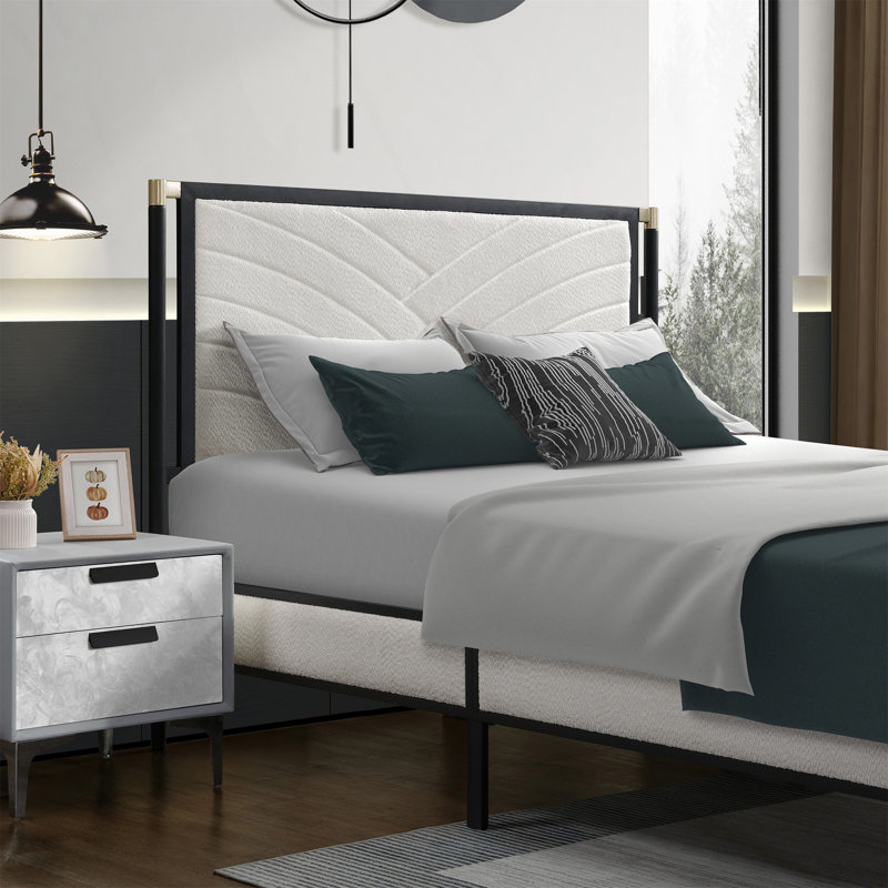Lit double avec tête de lit en tissu blanc, structure en métal robuste et lattes silencieuses pour un sommeil confortable