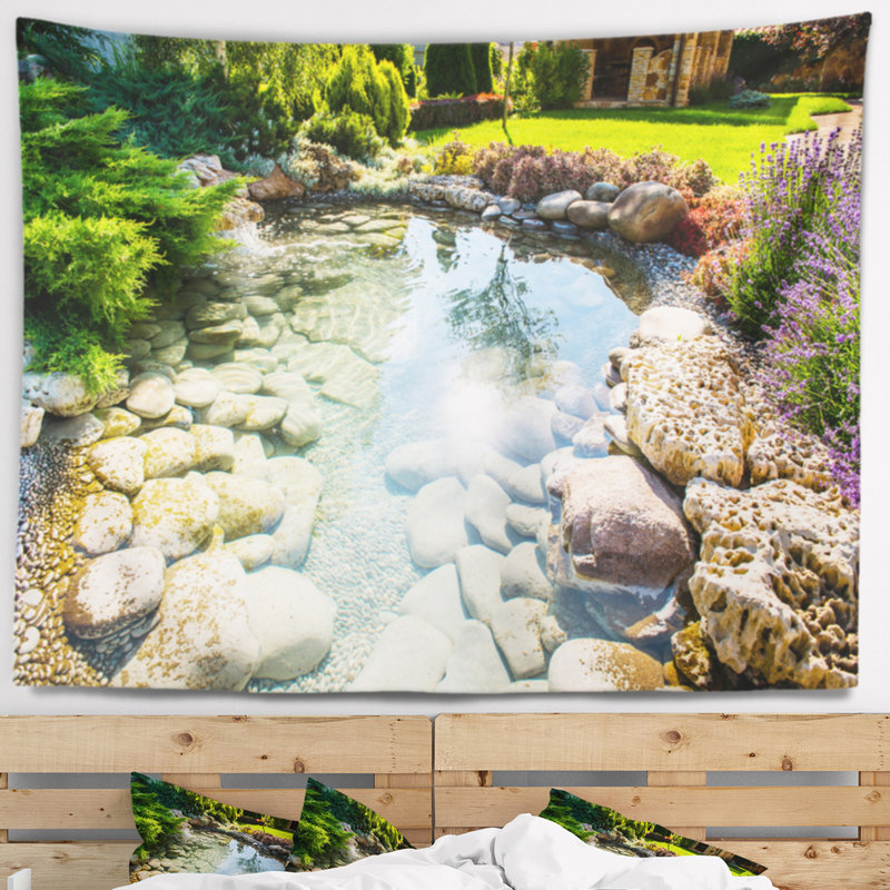 Ruisseau dans une tapisserie de paysage rocheux, H 78 po x l 92 po