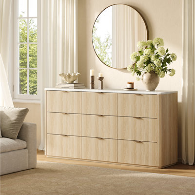 Commode Elaren Corentin de 63 po de large, 9 tiroirs, style moderne, en bois imitation travertin, idéale pour la chambre ou le salon.