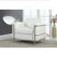 Fauteuil club moderne avec sièges moelleux et structure en métal chromé