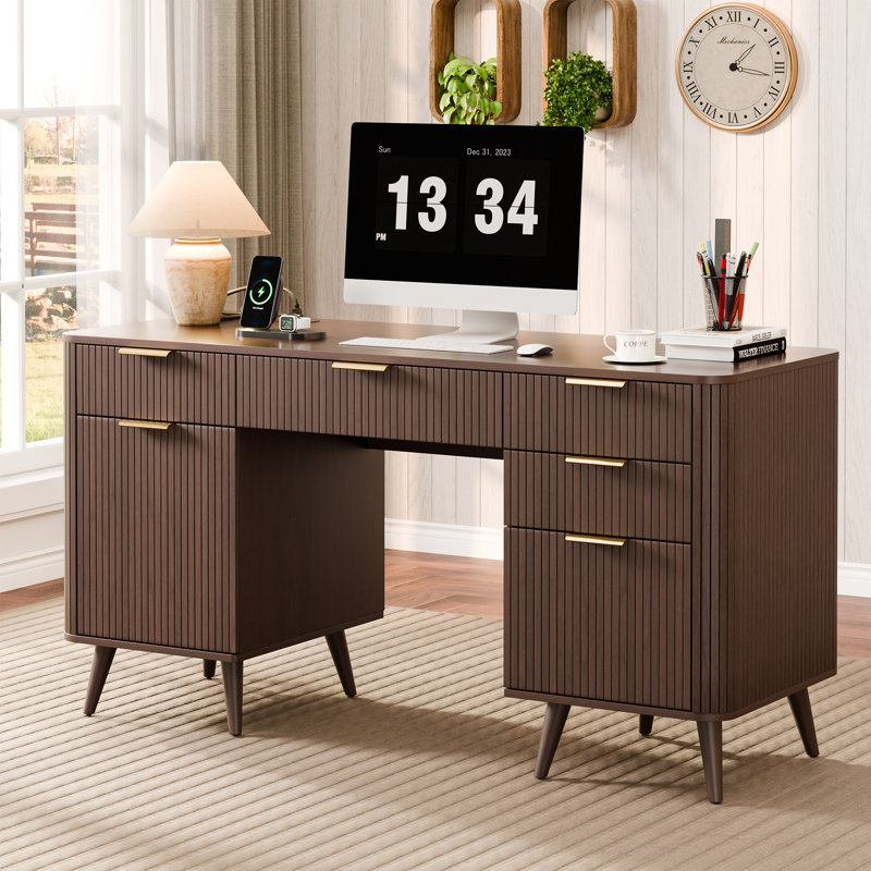 Bureau de direction 59 po avec station de charge, bureau en noyer de style Mid-Century moderne avec 5 tiroirs et classeur
