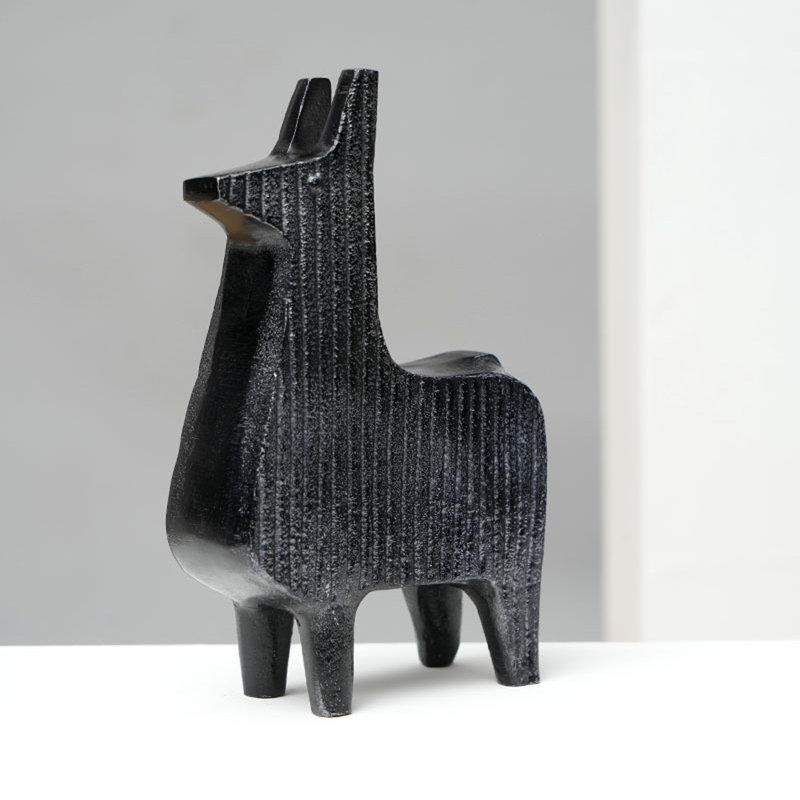 Sculpture de lama noir nervuré - Décoration de table contemporaine en aluminium, 4 po x 6,8 po