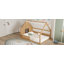 Lit taille maison en bois avec fenêtre et clôture-469178643