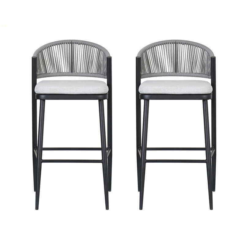 Tabourets de bar d'extérieur à structure en métal à hauteur d'assise 30,25 po avec dossier en forme de feston en rotin PE, ensemble de 2, noir mat