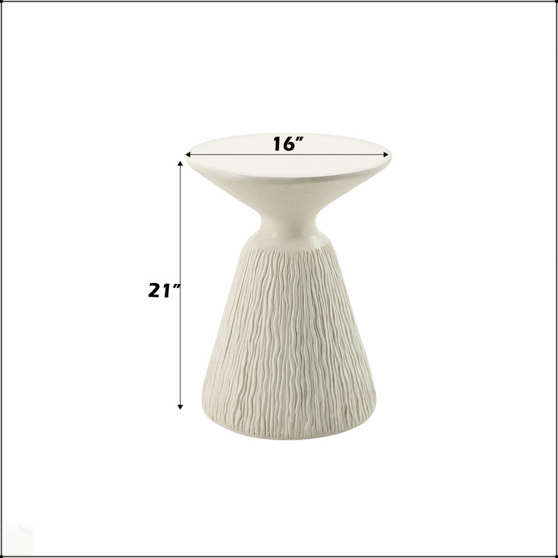 Table d'appoint Duane en fibre de béton blanc naturel, durable et élégante pour un décor moderne et rustique.