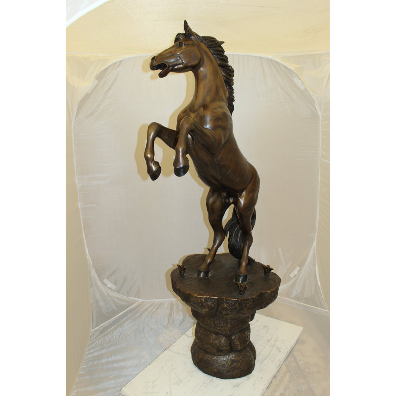 Statue bronze en métal avec cheval sur un rocher - Taille: L 24 po x l 18 po x H 56 po.
