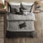 Couette 7 pièces en suédine grise pour lit king size avec détails brodés et coussins décoratifs imprimés doux