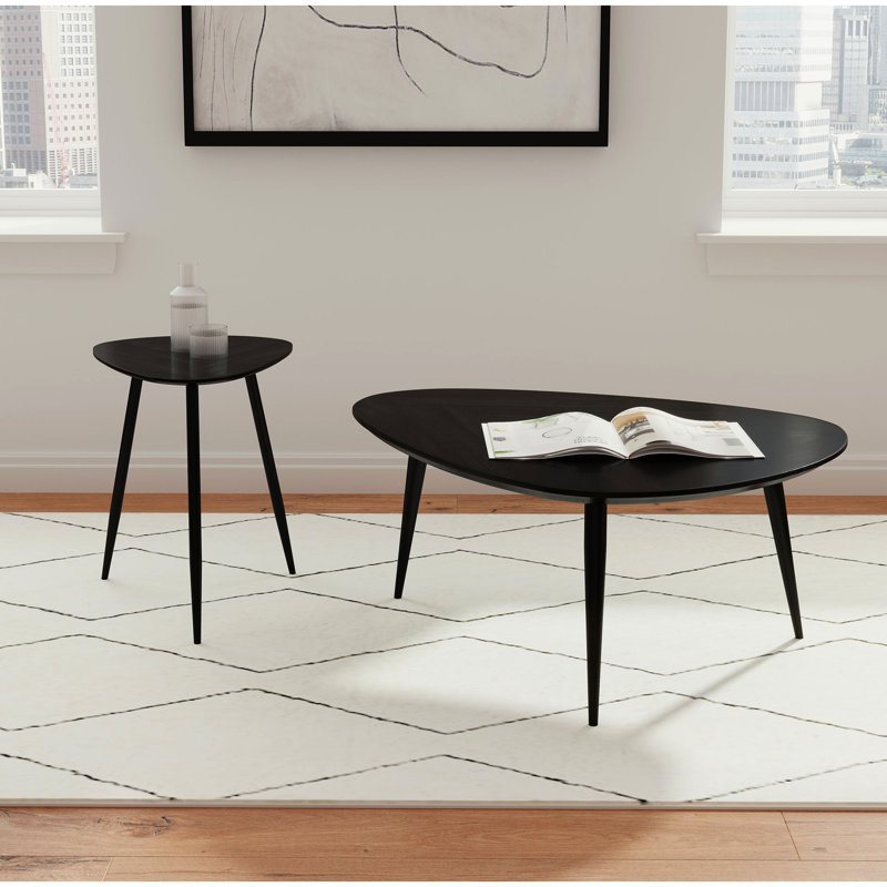 Table d'appoint triangulaire moderne en bois de manguier massif, fini noir profond, pattes évasées pour une meilleure stabilité.
