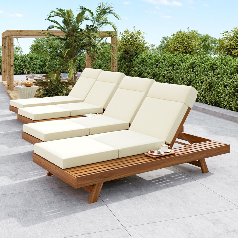 Chaise longue de patio en bois d'acacia Erich avec dossier réglable et coussin triple, Beige