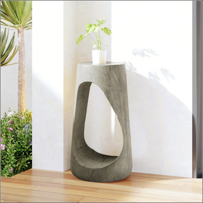 Table d'appoint d'extérieur en béton léger avec un design creux, une texture semblable au bois et une utilisation polyvalente pour le patio, le balcon et la piscine