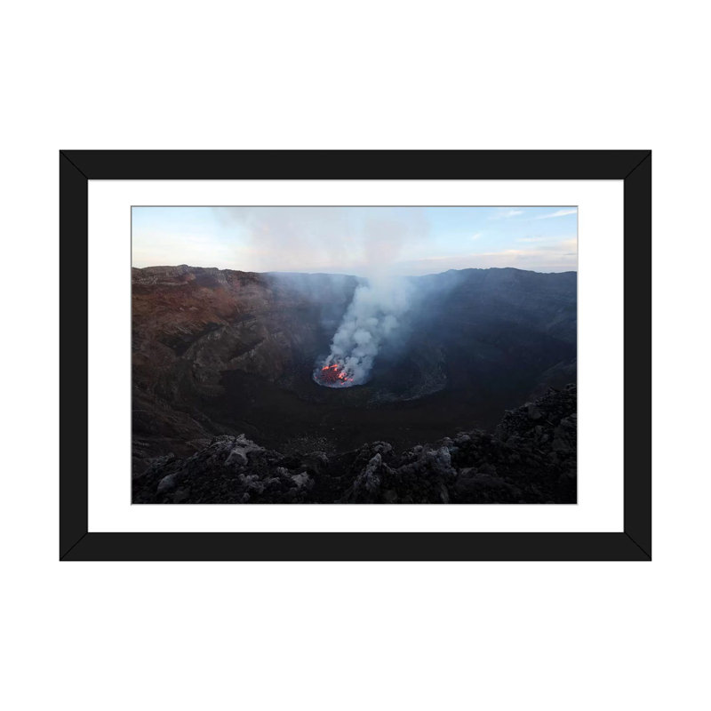 « lave lake », reproduction de photo sur toile, H 16 po x l 24 po x P 1 po, Papier d'art encadré noir, Blanc