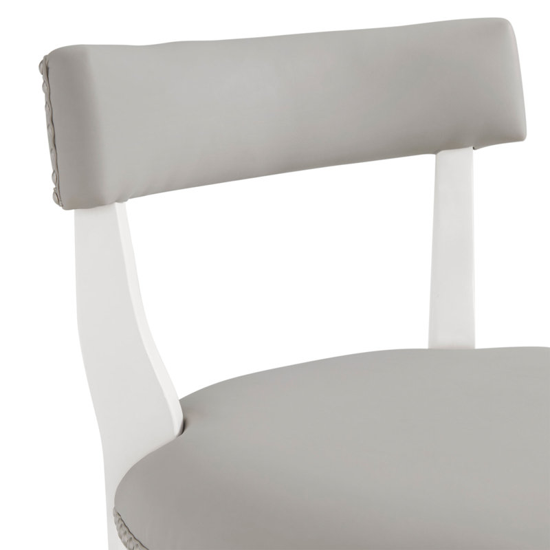 Tabouret de bar pivotant à hauteur de comptoir Hanover, siège de 26 pouces de hauteur, blanc et gris, structure en bois d'hévéa massif avec revêtement en similicuir, garniture cloutée, mécanisme de pivotement à retour de mémoire