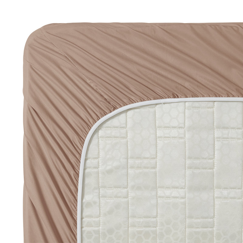 Les draps-housses en microfibre douce sont conçus pour évacuer l'humidité et peuvent contenir jusqu'à 16 po de profondeur
