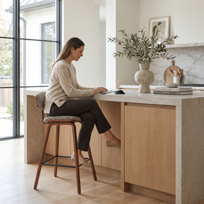 Tabouret de bar ou de comptoir moderne Bilgin Payton avec assise rembourrée et structure en bois